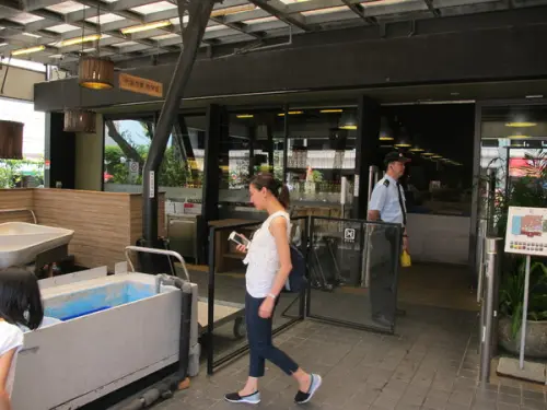 (胖樺食記)台北市濱江街上引水產健康便當。四種菜色任君搭配。        
      