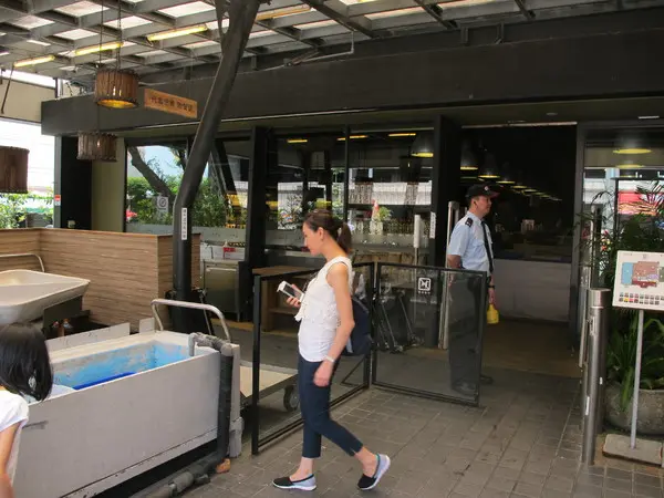 (胖樺食記)台北市濱江街上引水產健康便當。四種菜色任君搭配。        
      