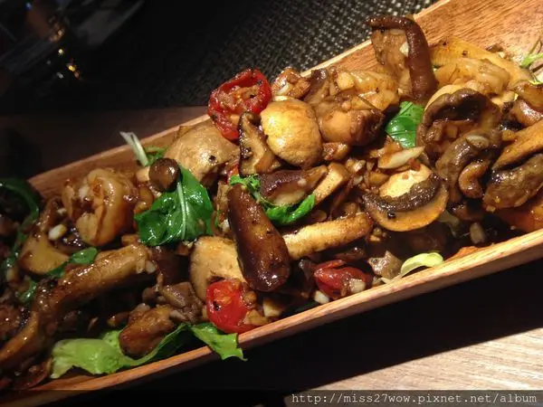 【信義區】((食記.市政府站)) 台灣版不負責任食堂24小時營業的樂慕亞．le-meilleur請原諒我頭暈目眩的去吃牛排