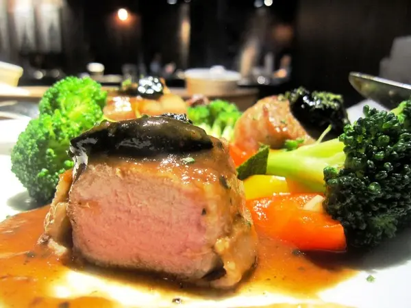 樂慕亞 - 商業午餐二訪：蜜汁杏李豬菲力              