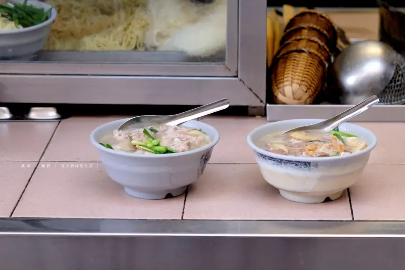 昶鴻麵點 萬華美食，下午走來華西街夜市，吃傳統古早味。龍山寺美食【男子的日常生活】