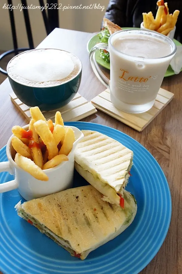 食記 ☞ 新北市/板橋區 ▍Turning Table Brunch ▍板橋新興早午餐!!! 本以為人氣不會很旺，想不到週末假日的早晨依舊一位難求!!!