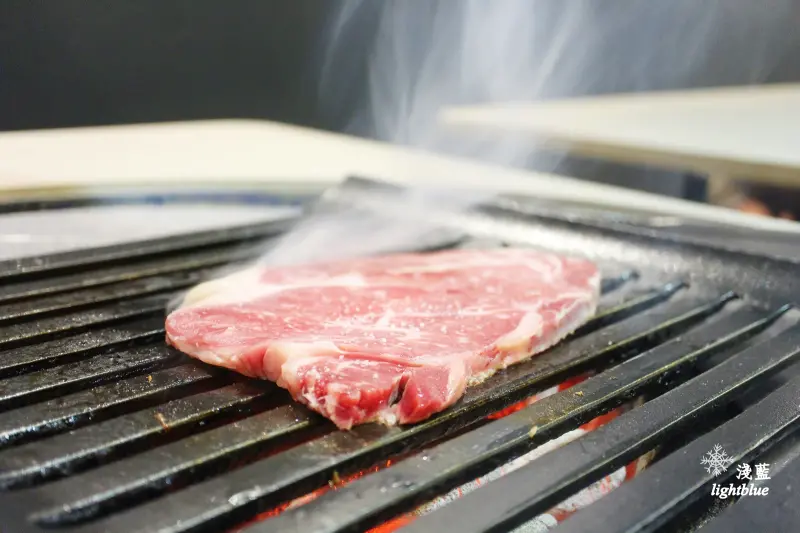 [ 國父紀念館站美食 ]  淺藍 × 燒桶子 韓風立燒～體驗汽油桶韓式烤肉，有桌邊服務，打卡還送豬五花