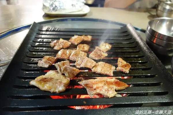 [食記] 台北國父紀念館燒肉 - 燒桶子 韓風立燒	~ 專人幫你烤肉，汽油桶上的韓式燒烤