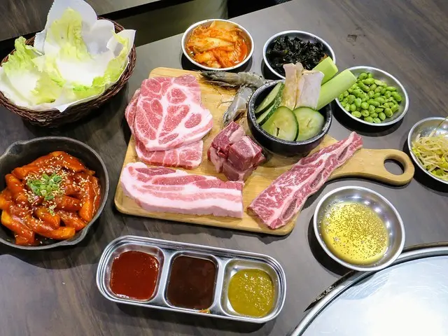 【台北東區韓式燒肉】燒桶子韓風立燒，韓式小菜、生菜可免費續，還有貼心的桌邊服務！