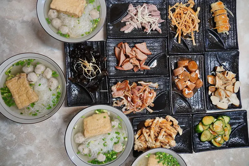 【台灣，宜蘭，員山】宜蘭人的早午餐吃什麼？魚丸米粉湯配公仔，呂家傳統魚丸米粉。（宛如小型玩具博物館的米粉湯店）