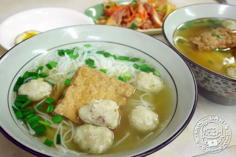 員山美食 【呂家傳統魚丸米粉】公仔陪你吃米粉　懷舊復古風 - 嵐嵐的饗樂生活誌