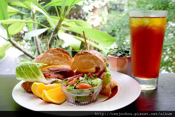 花花，甲飽沒【台北食記】光一咖啡 老公寓二樓的藏著世外桃源 陽台窗景美極了！