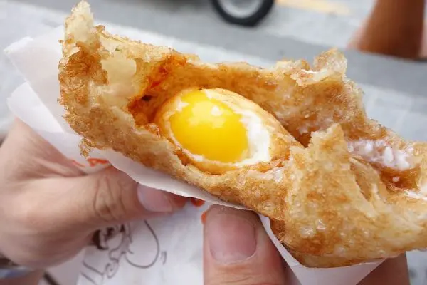 像炸彈一樣爆漿的 炸彈蔥油餅 正興街美食