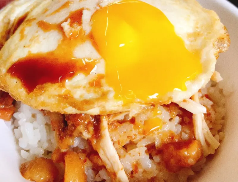 荷包蛋雞滷飯必吃《梁記雞肉飯》