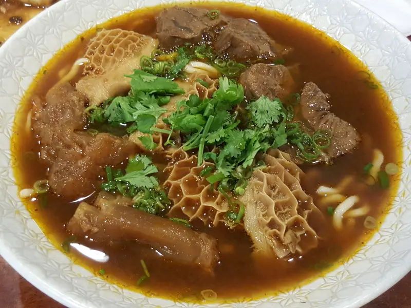 【食-台北內湖】牛耳精緻麵館♥內湖超夯牛肉麵館♡米其林評鑑優質店家♥免費洛神花茶