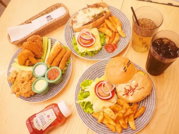 台北內湖早午餐美食|內科超人氣大份量 BSB美式餐廳成功店 花生醬漢堡 BSB炸物拚盤 獨家費城牛肉三明治 捷運文德站 捷運美食 要預約 提供插座