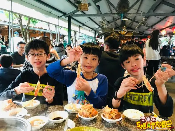 屏東林邊美食中式熱炒》水月軒鮮蝦美食館菜單價位大公開！絕對沒看過這種吃蝦場面的超蝦餐廳～屏東林邊必吃美食小吃餐廳推薦。