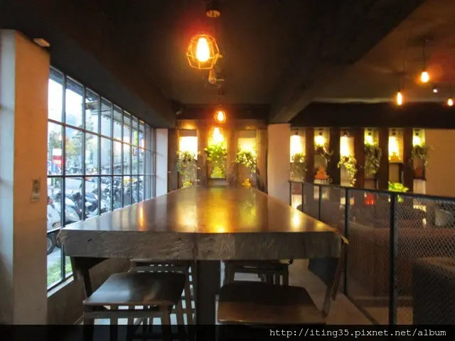 【信義商圈】有101美景的工業風咖啡館~Lets meet F2F歐式咖啡廳小酒館