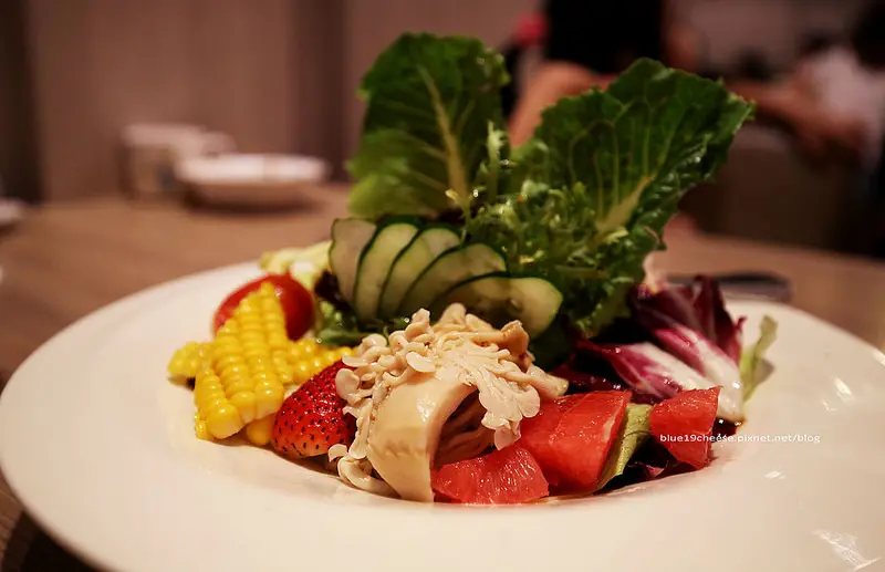 【高雄左營】漢來蔬食 巨蛋店 - 不輸肉食料理.港點般的精緻.松露鮮蔬鍋貼.陳醋香椿脆三絲.千層蘿蔔絲酥角必點.漢來巨蛋5樓