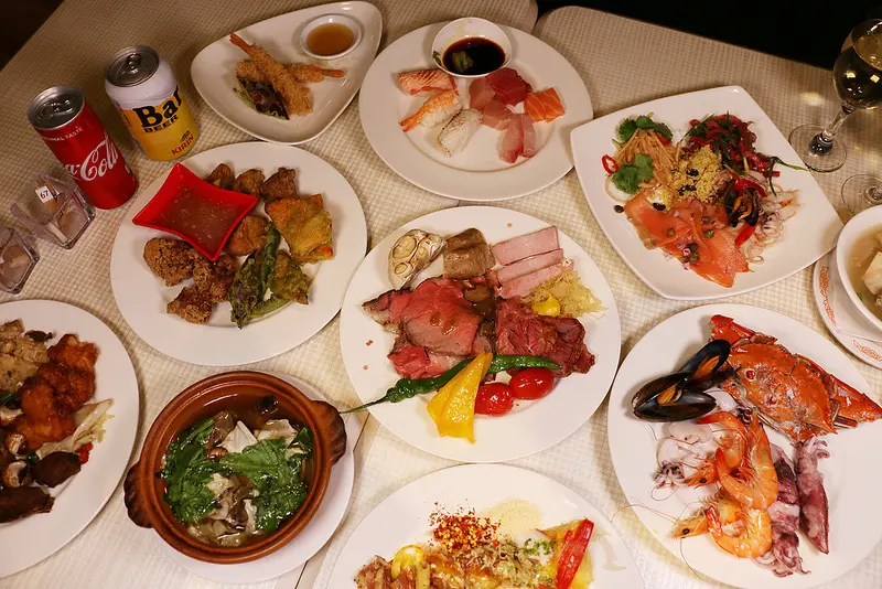 台北buffet吃到飽『凱撒大飯店Checkers自助式餐廳』10款草莓甜點、牛排、螃蟹、羊肉爐、酸菜白肉、生啤酒、紅白酒吃到飽！謝師宴、聚餐、尾牙、春酒推薦(台北車站)