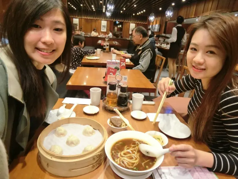 食尚小咪 ♥ 【板橋美食推薦○鼎泰豐○板橋大遠百B1美食區】 聞名世界美食之一鼎泰豐在板橋也可以吃的到啦!必吃 小籠包 紅燒牛肉麵 Q彈有勁的包子!】