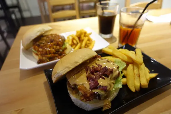 (胖樺食記)捷運頂溪站推薦美食”HI Burger”/平價大份量美式漢堡/不收一成服務費/不限時/WiFi