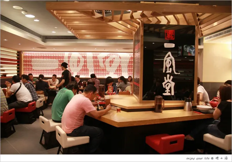 [台中] 【一風堂】台中新光三越店試賣第一天！從晚餐等到宵夜，喜歡這拉麵的口感~ 試賣期間加麵免費！