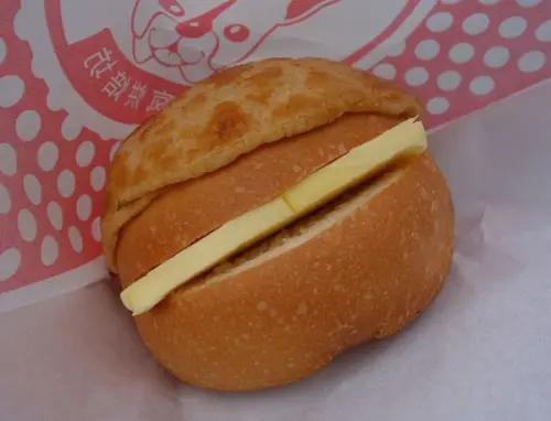 台南最夯散步甜食正興街~必吃張三瘋冰火菠蘿油!!              