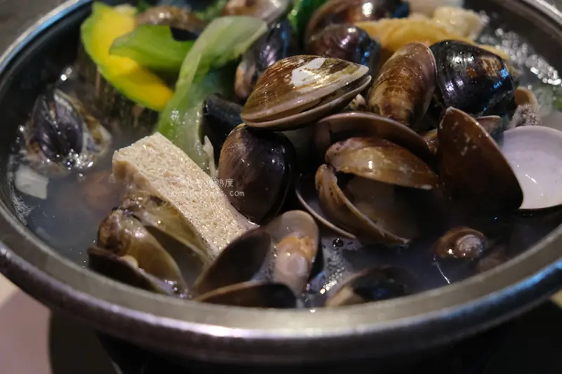 【新北】啡嚐道｜板橋平價小火鍋，蛤蜊多到滿出來！ - 桑分鐘熱度