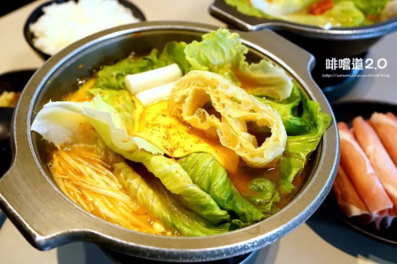 捷運府中站美食 ✿ 啡嚐道2.0 / 啡嚐道火鍋 ✿ 一個人也能獨享美味的韓式部隊鍋 / 平價涮涮鍋 / 小火鍋 / 聚餐 推薦（完整菜單）