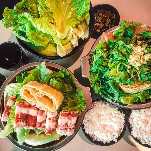 New Taipei, Taiwan 啡嚐道火鍋/ 隱藏在板橋捷運府中站附近的巷子裡，有著香菜爆多的芫荽皮蛋鍋🤣🤣