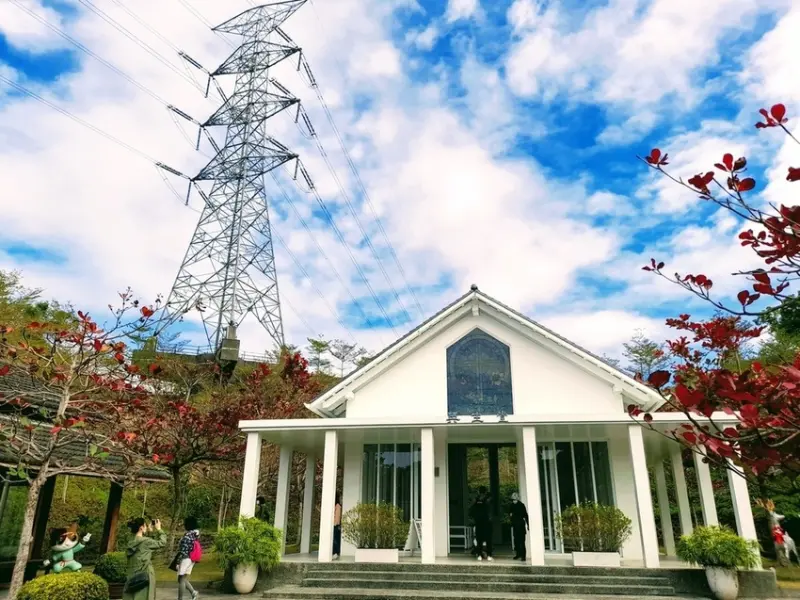 【旅遊】台南玉井有個小歐洲！白色教堂祈福、魔法森林逗貓、品咖啡甜點當文青