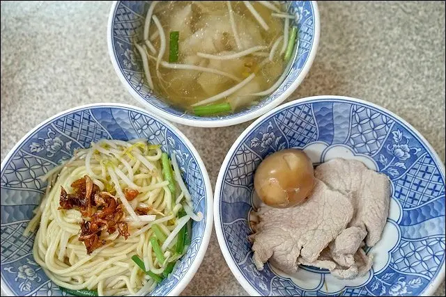 《捷運中和新蘆線/台北橋站美食》三重天台美食二連發！阿田麵三肉一蛋熟客版&豐原廟東清水排骨麵店