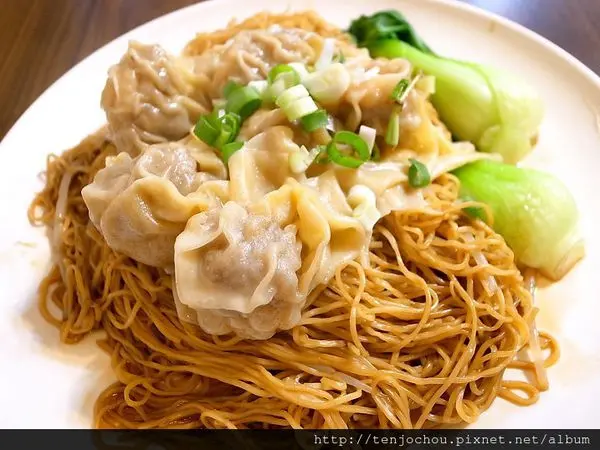 花花，甲飽沒【台北食記】東區市民大道 香港茶餐廳 撈麵多到吃不完