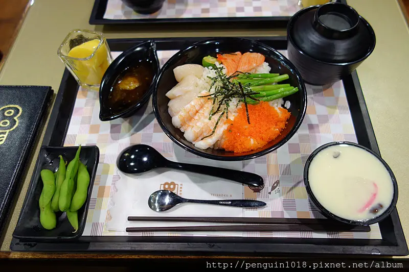 【員林】定食8(員林大潤發店)；豐富的8道定食可選擇，採自助式結帳很特別！