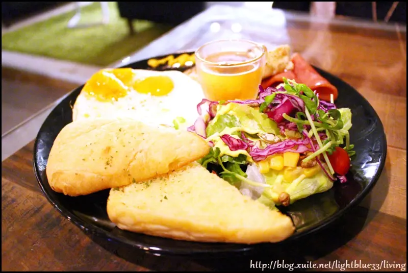 [ 六張犁站美食 ] 奈野咖啡三店～工業風混合lounge bar，早午餐與美味麻糬鬆餅一網打盡