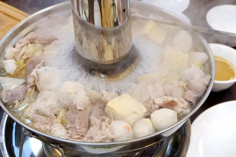 ［新莊］：開幕三日鍋類均半價☆劉家酸菜白肉鍋