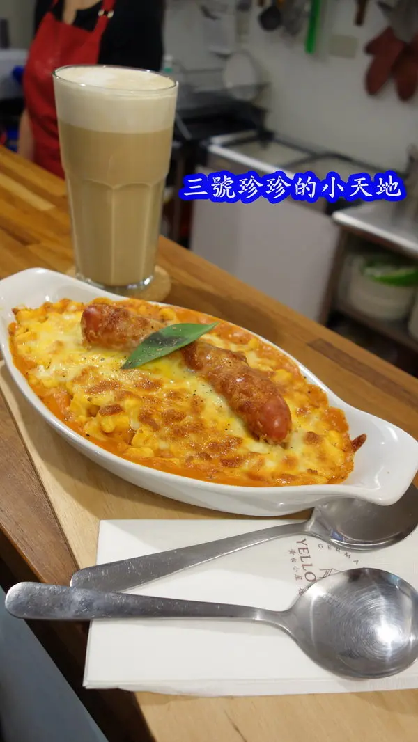 永安捷運站。黃白小屋 德國小吃。四號公園旁的特色餐廳。可以吃到少見的薄餅甜點喔！