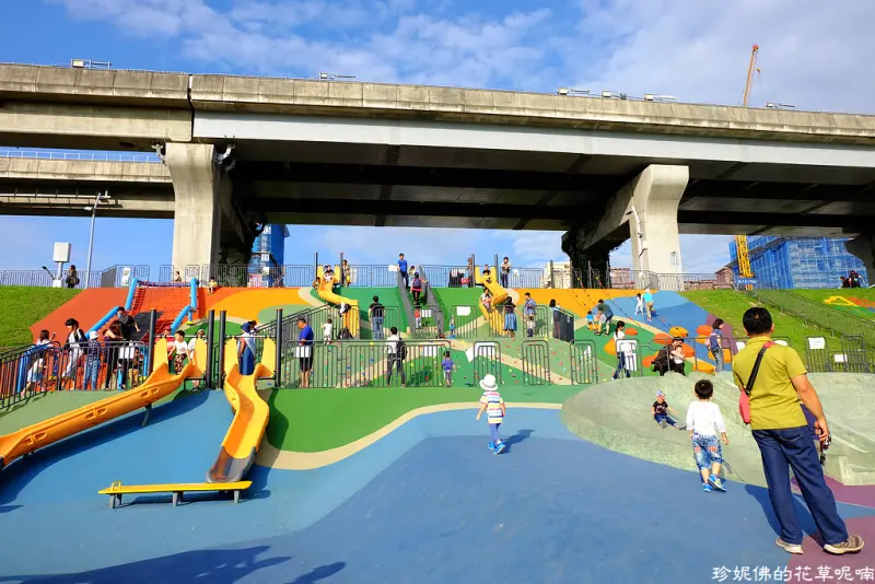 【新北-三重區】大臺北都會公園「幸運草地景溜滑梯」捷運三重站1A出口