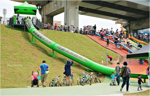 [新北三重]大台北都會公園(近捷運三重站、機場捷運三重站)|七公尺鋼管狀7米高圓弧溜滑梯|北台灣唯一結合防洪堤坡地形的遊戲空間        
      