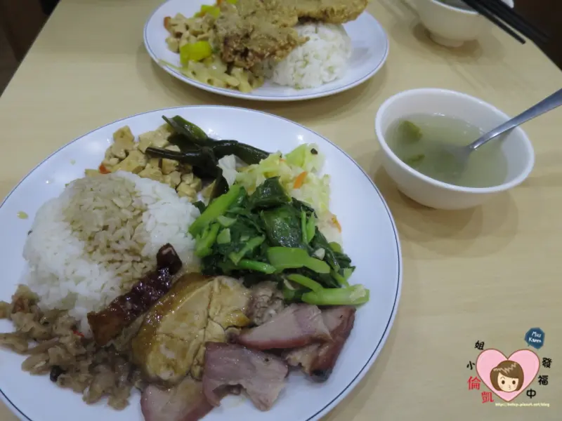 【台北美食】信義區吳興商圈 嘉珍港式燒臘店三寶飯&排骨飯～吃飯偶爾也得配小鮮肉