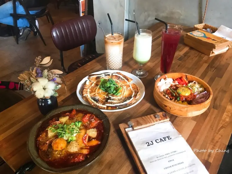 【台北‧美食】大安區。2J Cafe老宅建築咖啡廳賣韓式料理工業復古風裝潢附插座完整菜單