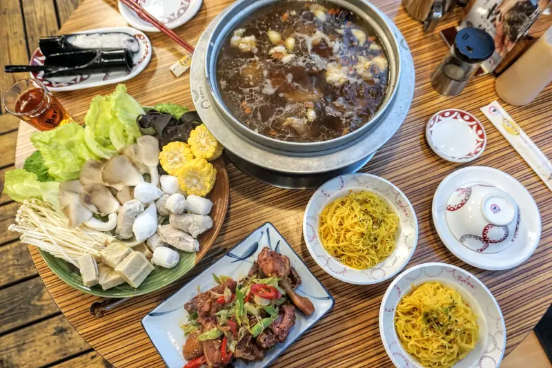 【台中 帝王食補。台灣灶咖的黑金美味／菜脯雞鍋／夏天吃的養生鍋物】北屯松竹店