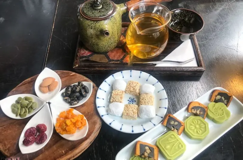 南街得意 台北大同區 大稻埕旁隱身在二樓的復古茶館 18種茶葉任君選擇