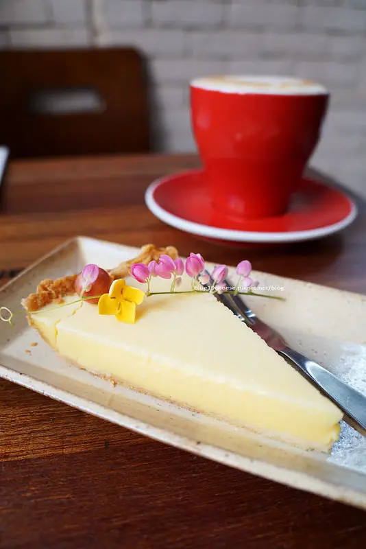 【台中南區】35巷咖啡lane 35 cafe - 跟丹曼咖啡有得比的佛心價咖啡.還有好吃的手工檸檬派及提拉米蘇.就躲在元富證券後面巷子底