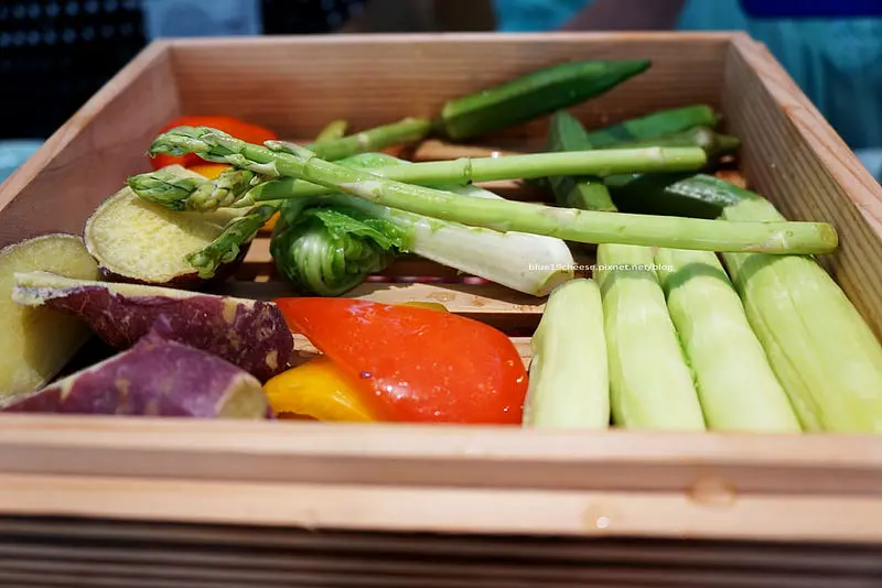 【台中北區】藍象廷泰鍋 - 泰式火鍋吃到飽.鍋物食材專人推車服務.加價健康概念牛小排鮮蔬蒸籠蒸.滿足愛吃肉吃菜的客人.中友C棟15F