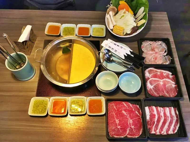 【美食】藍象廷泰式火鍋|配菜肉品無限供應、泰式湯底、經典餐點、特調醬料，吃不膩的泰式火鍋吃到飽~過年年菜外帶預購過年也能宅在家吃泰式料理