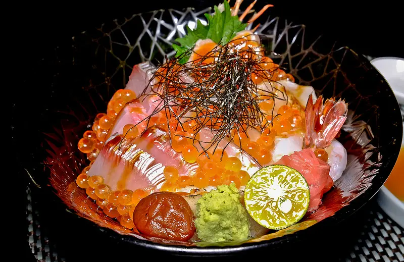 只有中午才有的【無敵海景生魚丼】又來了!!這次又進化更厲害喔, 打卡送北海道松葉蟹腿天!!  鼎膾 北海道毛蟹專賣店