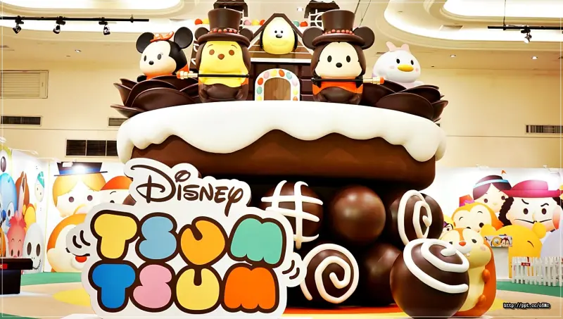 【TSUMTSUM玩轉派對第2彈】免費入場～超萌登場，超巨型挑高5米巧克力拍照屋／超俏皮的TSUM TSUM動態蜂蜜噴水池／超萌大型娃娃疊疊樂的TSUM TSUM塗鴉牆場景(活動8/2～9/3止)