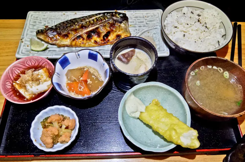 台北 捷運松山站 饒河夜市旁 花卷 (定食/丼飯/壽司..etc ) 