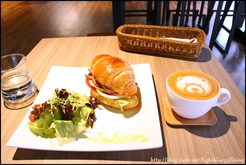 [ 市府站美食 ] La Bon cafe～元氣早餐，美味火腿可頌與可愛拉花拿鐵