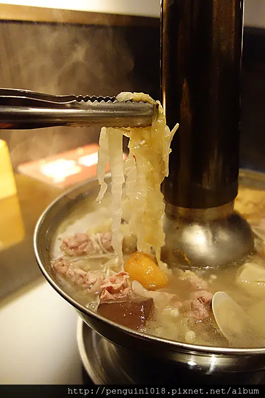 【員林】老瀋陽酸白菜火鍋(員林店)；冬天火鍋另一種選擇，炭燒加溫酸菜白肉鍋，微酸鹹香好滋味！