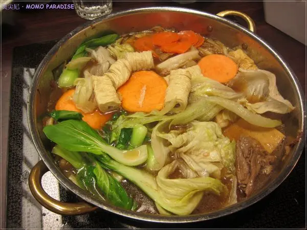 高雄新興區=<食>MOMO Paradise 壽喜燒吃到飽~腐皮好好吃呀=