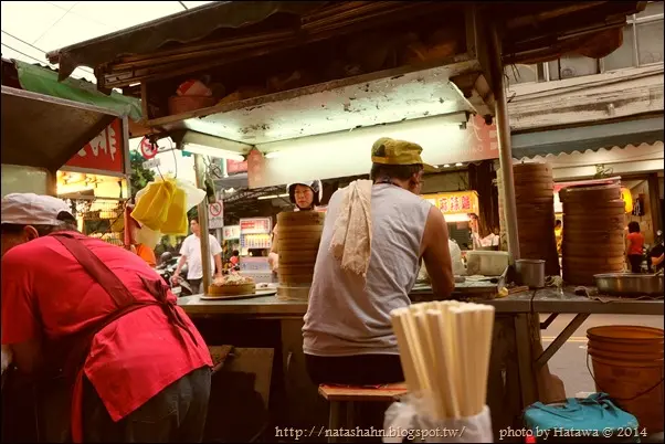 
【享食】台北大龍峒夜市✦3. 大龍峒蒸餃大王 ～飽口多汁的蒸餃，口味偏酸（?）
